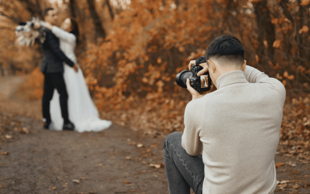 Fotógrafo de bodas capturando un momento de la celebración