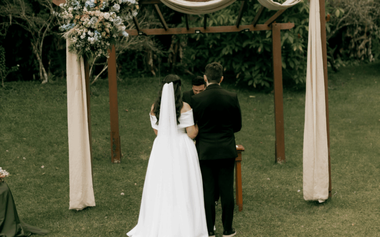 Pareja de novios durante una sesión fotográfica