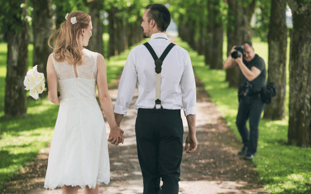 Videógrafo profesional capturando momentos de una boda