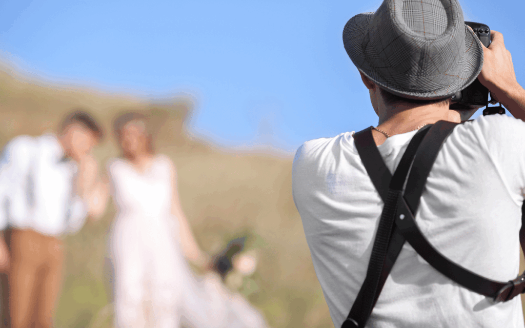 Videógrafo de bodas grabando una celebración