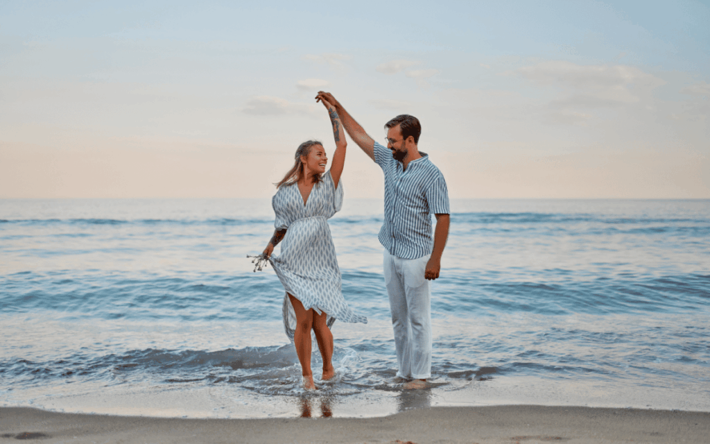 Fotografía de pareja capturando un momento especial
