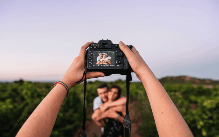 Pareja durante una sesión fotográfica al aire libre